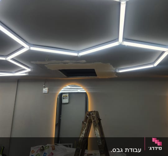 התקנת תקרת גבס ותאורה נסתרת עם גריד תאורת לד בחלל מעוצב